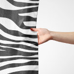 Zebra Print, Zebrastreifen, schwarz und weiß Schal<br><div class="desc">Elegantes,  stilvolles und raffiniertes Zebramuster in Schwarz-Weiß-Farbe. Modernes und trendiges Geschenk,  perfekt für den Liebhaber von Tierdrucken in Ihrem Leben.</div>