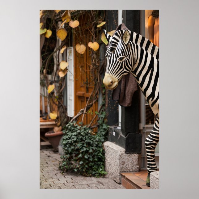Zebra Statue im Geschäft, Deutschland Poster (Vorne)