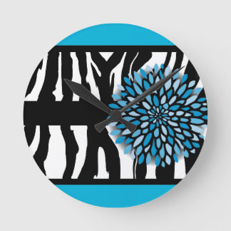 Zebra-Streifen mit blauer Chrysantheme Runde Wanduhr