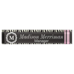 Zebra Striped Tier mit Rosa hält   personifiziere Namensplakette