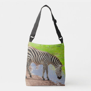 Zebra trinkt Wasser aus dem Fluss. Serengeti Tragetaschen Mit Langen Trägern