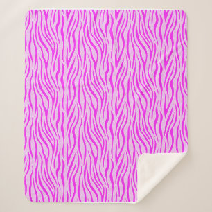 Zebrastreifen in einem puderrosa Safari-Druck Sherpadecke