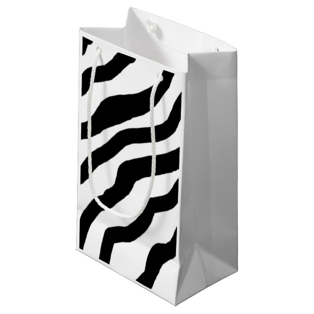 Zebrastreifen in Schwarz und Weiß Kleine Geschenktüte (Vorderseite Schrägansicht)