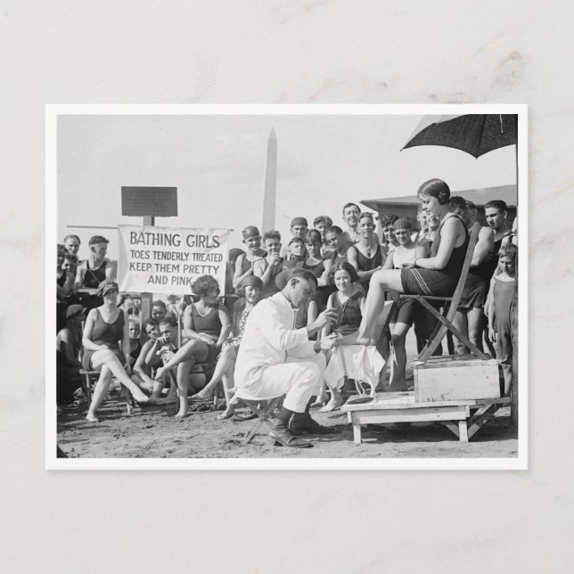 Zehenbehandlungen am Strand, 1922 Postkarte (Vorderseite)