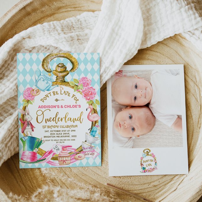 Zehn Fotos beobachten Alice in Onederland Geburtst Einladung (Twins large watch mad hatter hat Alice in onederland birthday invitation with a photo on the back.)