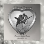Zehn-Jahr-Jubiläum Quadratische Wanduhr<br><div class="desc">Das traditionelle Geschenk des 10-jährigen Hochzeitsjubiläums ist Zinn. Im behalt zu dieser Tradition haben wir unser gegossenes Zinnschauspiel zum 10. Jahrestag der Hochzeit als Foto entworfen. Bitte beachten Sie, dass alle Verzierungen digital erstellt werden, um so realistisch wie möglich zu erscheinen. Erstellt von Holiday Hearts Designs. Wenn Sie Hilfe benötigen,...</div>