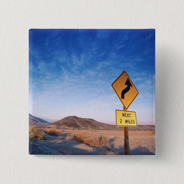 Zeichen auf der Death- Valleystraße im Button (Vorderseite)