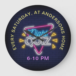 Zeichen für den Neonstil von Quiz-Nacht-Text Große Wanduhr