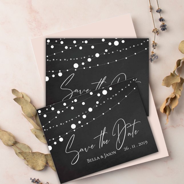 Zeichenketten-Hochzeiten speichern das Datum Einladungspostkarte (Chalkboard String Lights Wedding Save The Date Invitation Postcard)