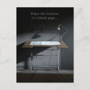 Zeichentischlampe und leeres Papier Postkarte
