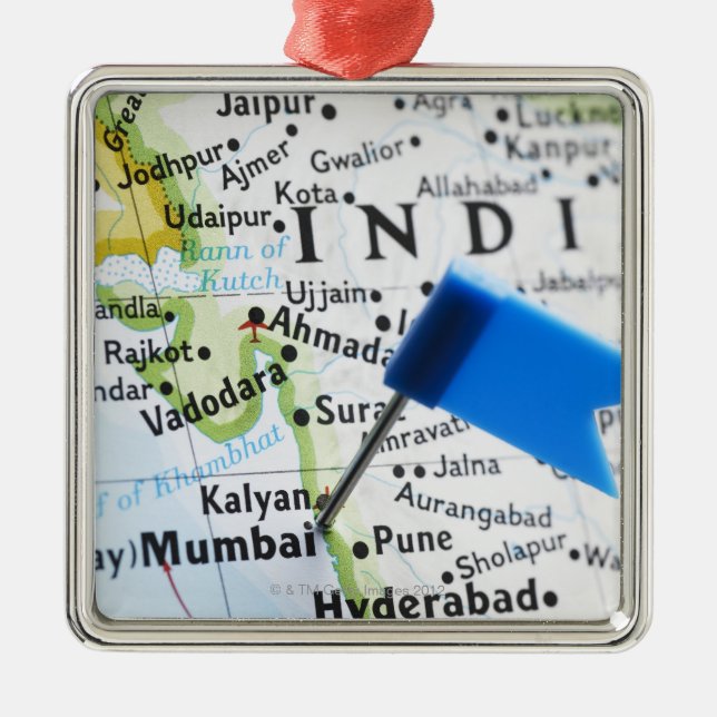 Zeichnen Sie das Button auf, das in Mumbai, Indien Ornament Aus Metall (Vorne)