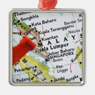 Zeichnen Sie das Button auf, das in Singapur auf Silbernes Ornament