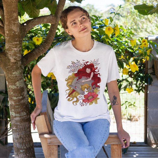 Zeichnend Hübsches Mädchen und magisches Einhorn T-Shirt (Von Creator hochgeladen)