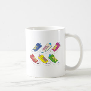 Zeichnende Turnschuhe, bunte laufende Schuhe Tasse