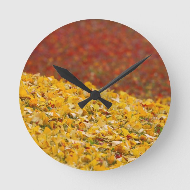 Zeigt die Blätter für Herbst an Runde Wanduhr (Vorderseite)