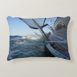 Zeilboot met lege horizon voor avontuur. dekokissen