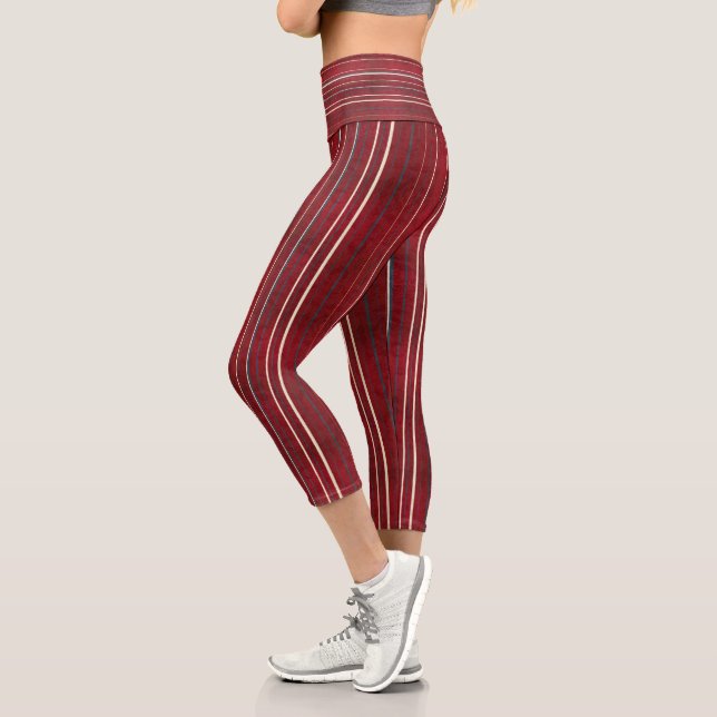 Zeilen auf Rot Capri Leggings (Links)