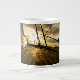 Zeiljacht bij ochtendzon met wolken lucht. Jumbo-Tasse