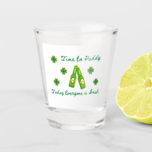Zeit bis Paddy: Heute ist jeder irisch auf einem Schnapsglas
