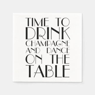 Zeit, Champagner zu trinken und auf dem Tisch zu t Serviette