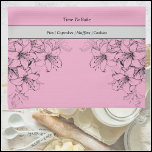 Zeit, rosa und schwarze Küchentücher zu backen<br><div class="desc">Mit diesem stilvollen Baby rosa Küchentuch inspiriert. Machen Sie es mit einer Liste Ihrer Lieblings-Leckereien oder einem Backangebot,  um dies wirklich einzigartig zu machen. Vervollständigen Sie das Aussehen mit dem passenden Schürze und Backofen Mitt Set aus der Time to Bake Collection!</div>