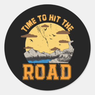 Zeit, sich auf den Weg zu machen Runder Aufkleber