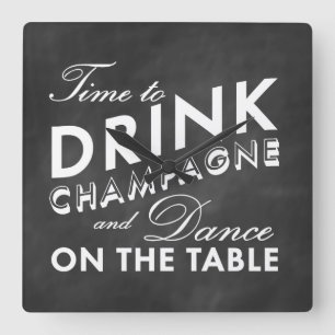 Zeit zum Trinken der Champagnermauer auf der Tafel Quadratische Wanduhr