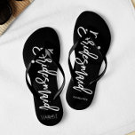 Zeitgenössische Typografie "Bridesmaid" Flip Flops<br><div class="desc">Personalisierte Brautparty-Flip-Flops mit einer stilvollen und trendigen Schrift-Typografie. Passen Sie mit dem Monogramm der Braut und des Bräutigams, dem Hochzeitsdatum und dem Namen der Brautjungfrau für ein freundliches Design an! Suchen Sie nach einer benutzerdefinierten Farbe? Kein Problem! Senden Sie einfach Ihre Anfrage an heartlockedstudio unter gmail dot com und wir...</div>