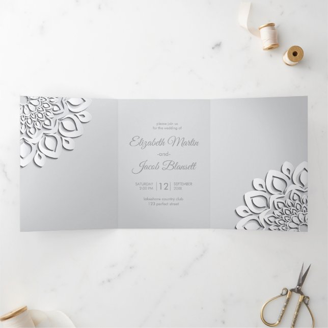 Zeitgenössisches White Papercut Mandala Wedding Dreifach Gefaltete Einladung (Innenseite)