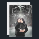 zeitlos | Modernes klassisches Foto Save the Date<br><div class="desc">Ein handgezeichneter Rahmen verleiht diesen eleganten "Save the Dates" eine zeitlose Touch. Vorlagen auf der Kartenrückseite für zusätzliche Save the Date Informationen. Farbhintergrund und Text auf der Rückseite können auf jede gewünschte Farbe angepasst werden.</div>