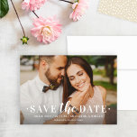 Zeitlose Art White Foto Overlay Hochzeit Save The Date<br><div class="desc">Mit diesen zeitlosen Ankündigung Datum freihalten-Karten, die Ihr Foto in der Verlobung mit einer fett formatierten Serif-Schrift-Overlay-Design enthalten, kündigen Sie Ihre Hochzeit stilvoll an. Beinhaltet eine einfache Formulierung auf der Vorderseite, die mit allen wichtigen Details personalisiert werden kann, inklusive einer Hochzeitswebsite. Beachten Sie, dass der Filter für den dunklen Foto-Farbverlauf...</div>