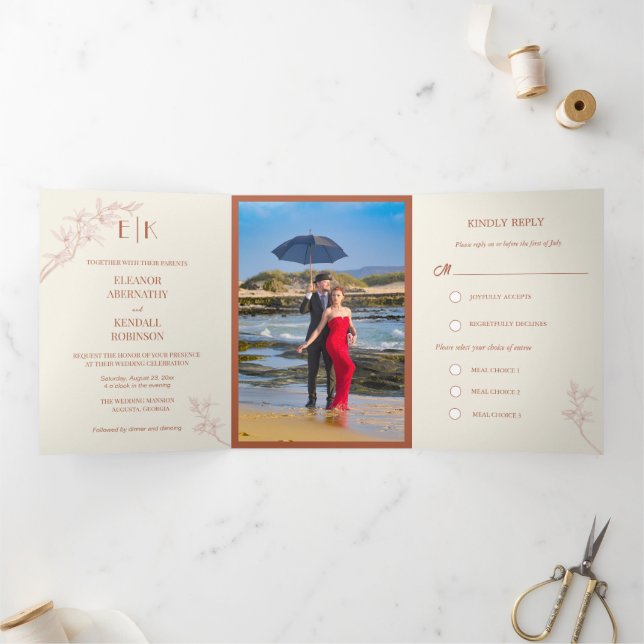 Zeitlose Blume Hochzeit mit dreistelliger Einladun Dreifach Gefaltete Urlaubskarte (Innenseite)