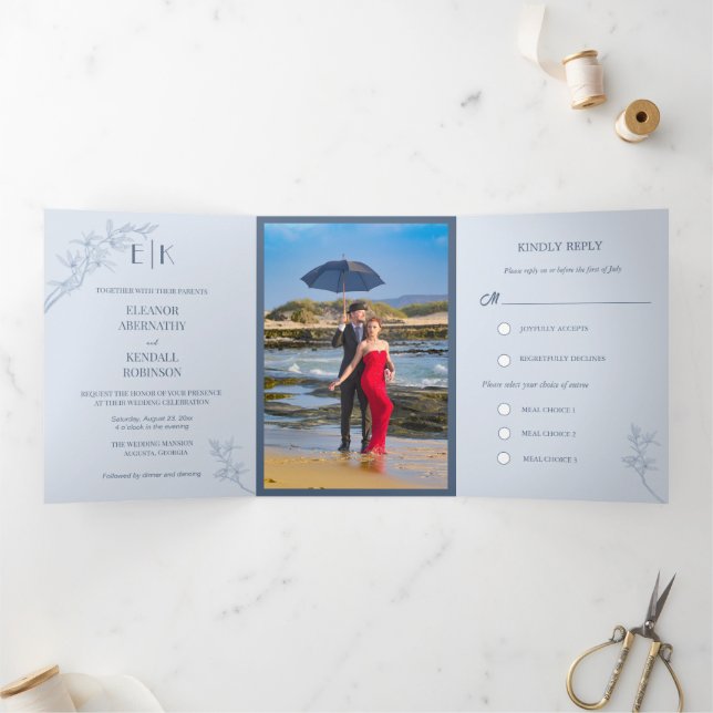 Zeitlose Blume Hochzeit mit dreistelliger Einladun Dreifach Gefaltete Urlaubskarte (Innenseite)