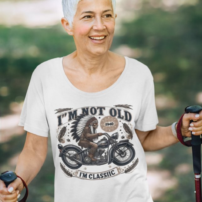 Zeitlose Eleganz: Klassische Schönheit vereint T-Shirt (Von Creator hochgeladen)