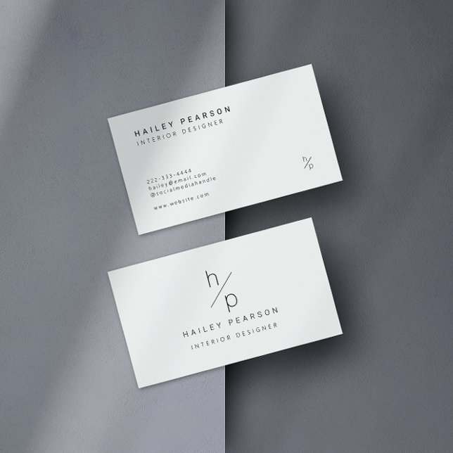 Zeitlose Monogramm: Minimalistische Chic auf knack Visitenkarte (A chic white business card with an elegant monogram design.)