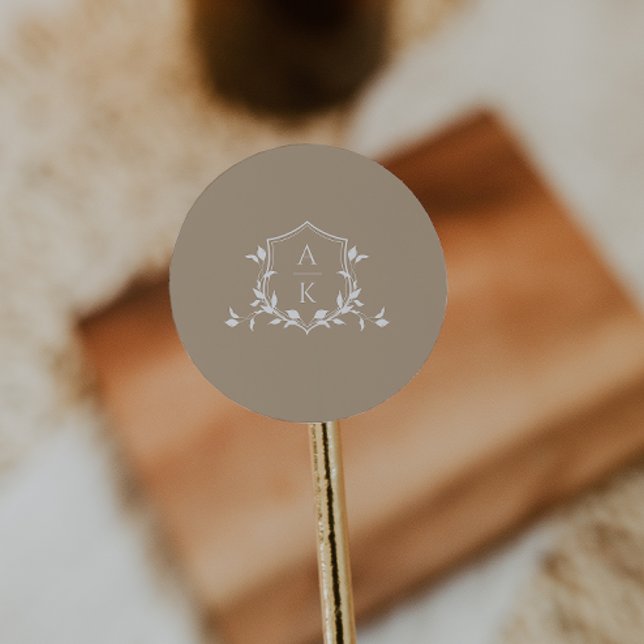 Zeitlose Reben Monogram Wappen Dusty Beige Runder Aufkleber (Von Creator hochgeladen)