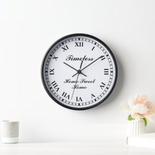 Zeitlose Wanduhr mit klassischen römischen Ziffern