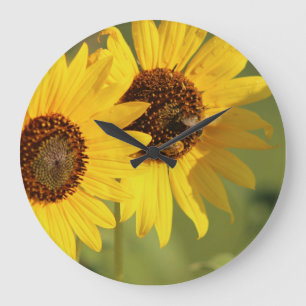 Zeitlose wilde Sonnenblumen und Bienen Große Wanduhr