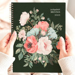 Zeitloser Dunkler Individuelle Name Planer<br><div class="desc">Dieses elegante Design besticht durch einen üppigen Blumenstrauß in Korallen, Rot, Creme und sanften grünen Farbtönen. Das Set vor einem dunkelgrünen Hintergrund. Der personalisierte Name und das Jahr fügen eine raffinierte und klassische Touch hinzu, die perfekt für Profis, Studierende oder alle, die zeitlose Blumenkunst schätzen. Ideal für die Organisation von...</div>