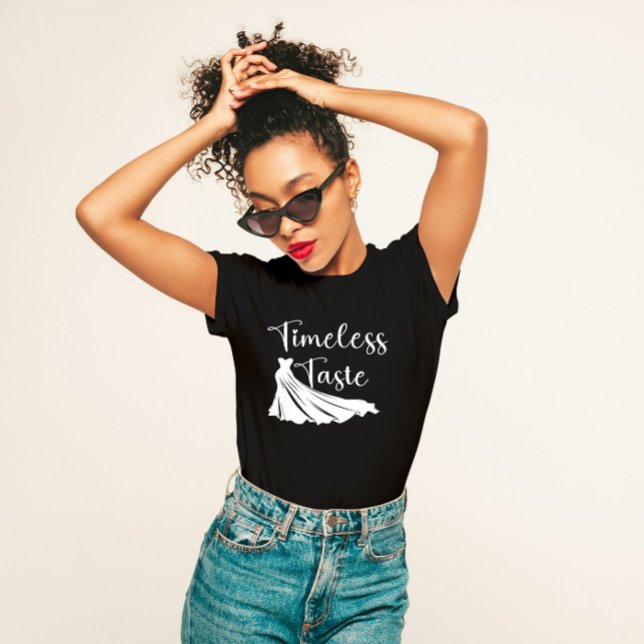 "Zeitloser Geschmack" Elegant T-Shirt (Von Creator hochgeladen)