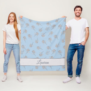 Zeitloses botanisches Blühen Sanftes Blau Monogram Fleecedecke
