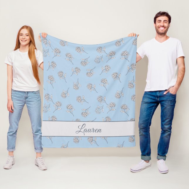 Zeitloses botanisches Blühen Sanftes Blau Monogram Fleecedecke (Beispiel)