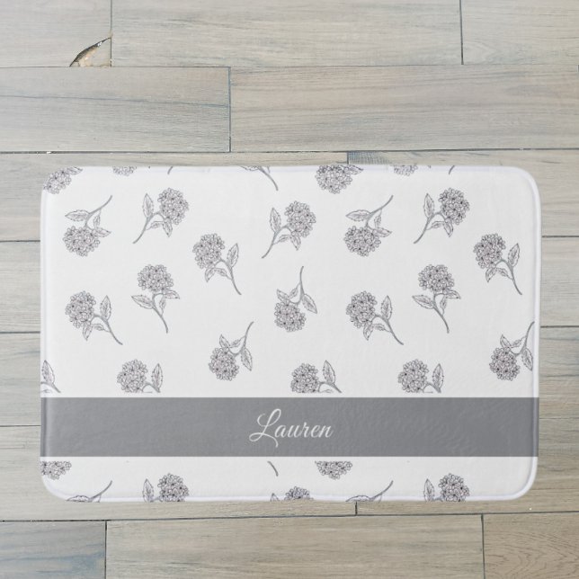 Zeitloses Botanisches Blühen Sanftes Grau Monogram Badematte (Von Creator hochgeladen)