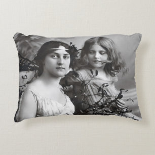 Zeitloses Portrait von Mutter und Tochter Dekokissen