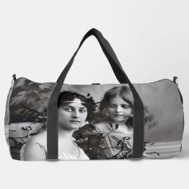 Zeitloses Portrait von Mutter und Tochter Duffle Bag