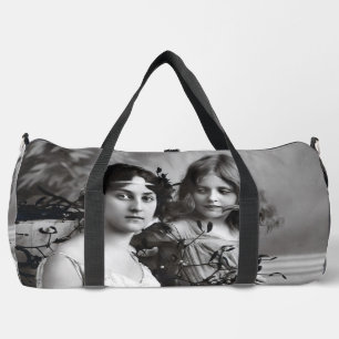 Zeitloses Portrait von Mutter und Tochter Duffle Bag