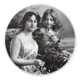 Zeitloses Portrait von Mutter und Tochter Keramikknauf