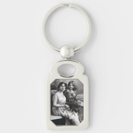 Zeitloses Portrait von Mutter und Tochter Schlüsselanhänger