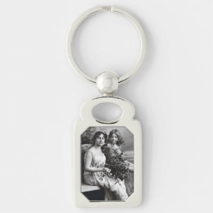 Zeitloses Portrait von Mutter und Tochter Schlüsselanhänger