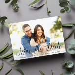 Zeitloses Skript | FOTO SAVE THE DATE<br><div class="desc">Eine elegante Hochzeitskarte Save the Date Postkarte, die für Ihr Lieblings-Foto in horizontaler oder landschaftsorientierter Vollblut-Verlobung konzipiert ist. "Save the Date" erscheint in schwarz handgeschriebenem Kalligrafieschrift mit Ihren Namen, dem Hochzeitstag und dem Ort darunter. Karten kehren zu einem subtilen botanischen Muster mit Platz, um Ihre Hochzeitswebsite url oder alle zusätzlichen...</div>